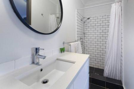 Дизайн вузької ванної кімнати: 65 фото красивих рішень